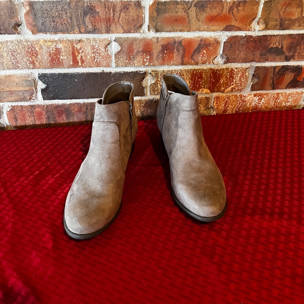 UNISA Women’s Brown Suede Ankle Boots Size:8 1/2W